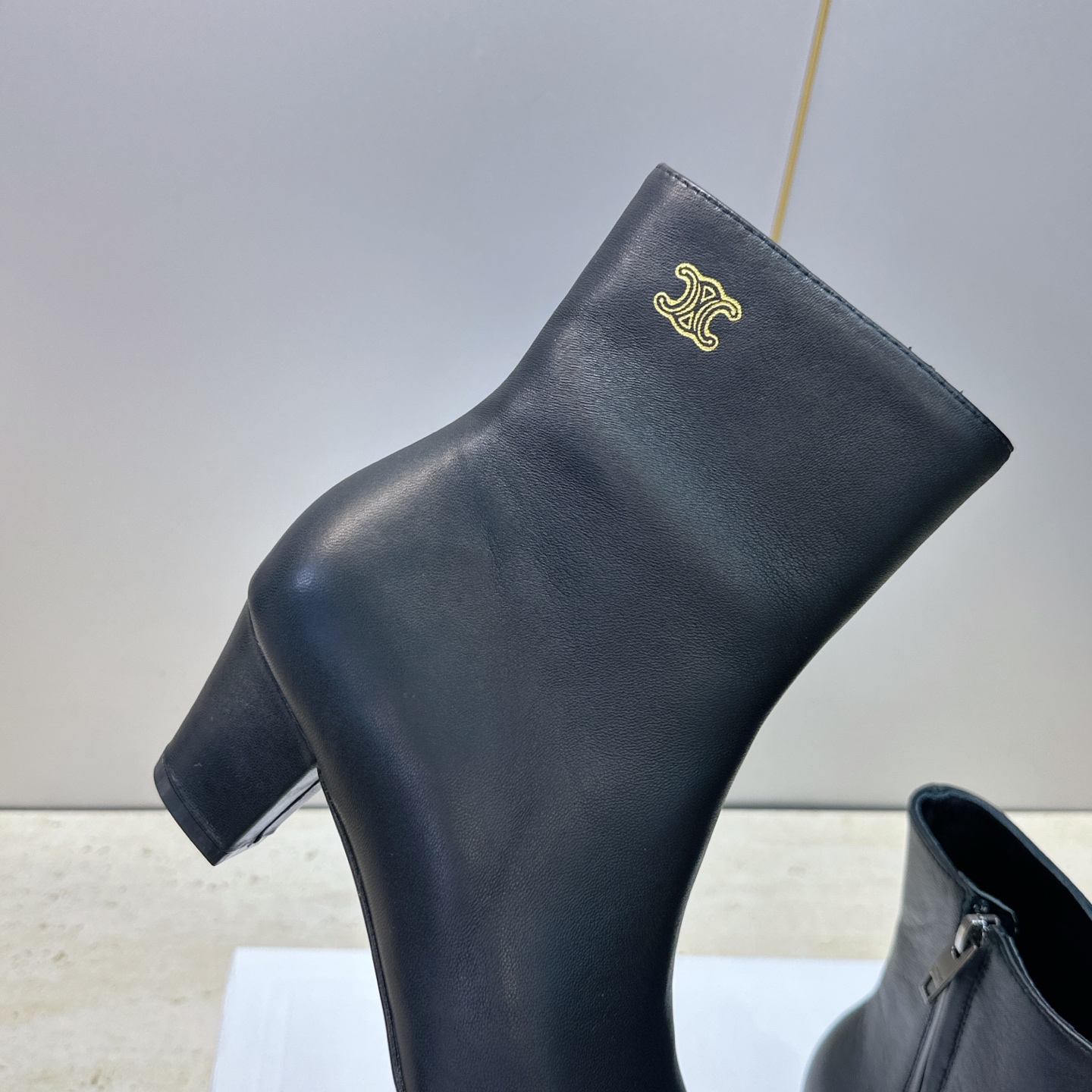 CELINE 2026秋冬新款中跟及裸机车女短靴 瑟琳字母logo粗跟尖头侧拉链拼色马丁骑士靴 材质鞋面定制进口小牛皮+ CELINE 2026秋冬新款中跟及裸机车女短靴 瑟琳字母logo粗跟尖头侧拉链拼色马丁骑士靴 材质鞋面定制进口小牛皮+