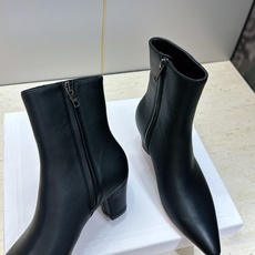 CELINE 2026秋冬新款中跟及裸机车女短靴 瑟琳字母logo粗跟尖头侧拉链拼色马丁骑士靴 材质鞋面定制进口小牛皮+ CELINE 2026秋冬新款中跟及裸机车女短靴 瑟琳字母logo粗跟尖头侧拉链拼色马丁骑士靴 材质鞋面定制进口小牛皮+