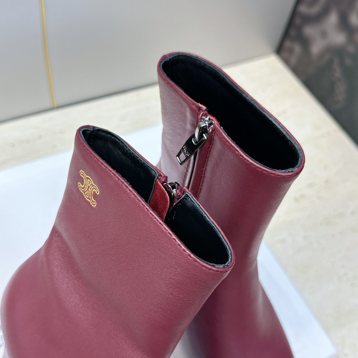 CELINE 2026秋冬新款中跟及裸机车女短靴 瑟琳字母logo粗跟尖头侧拉链拼色马丁骑士靴 材质鞋面定制进口小牛皮+ CELINE 2026秋冬新款中跟及裸机车女短靴 瑟琳字母logo粗跟尖头侧拉链拼色马丁骑士靴 材质鞋面定制进口小牛皮+