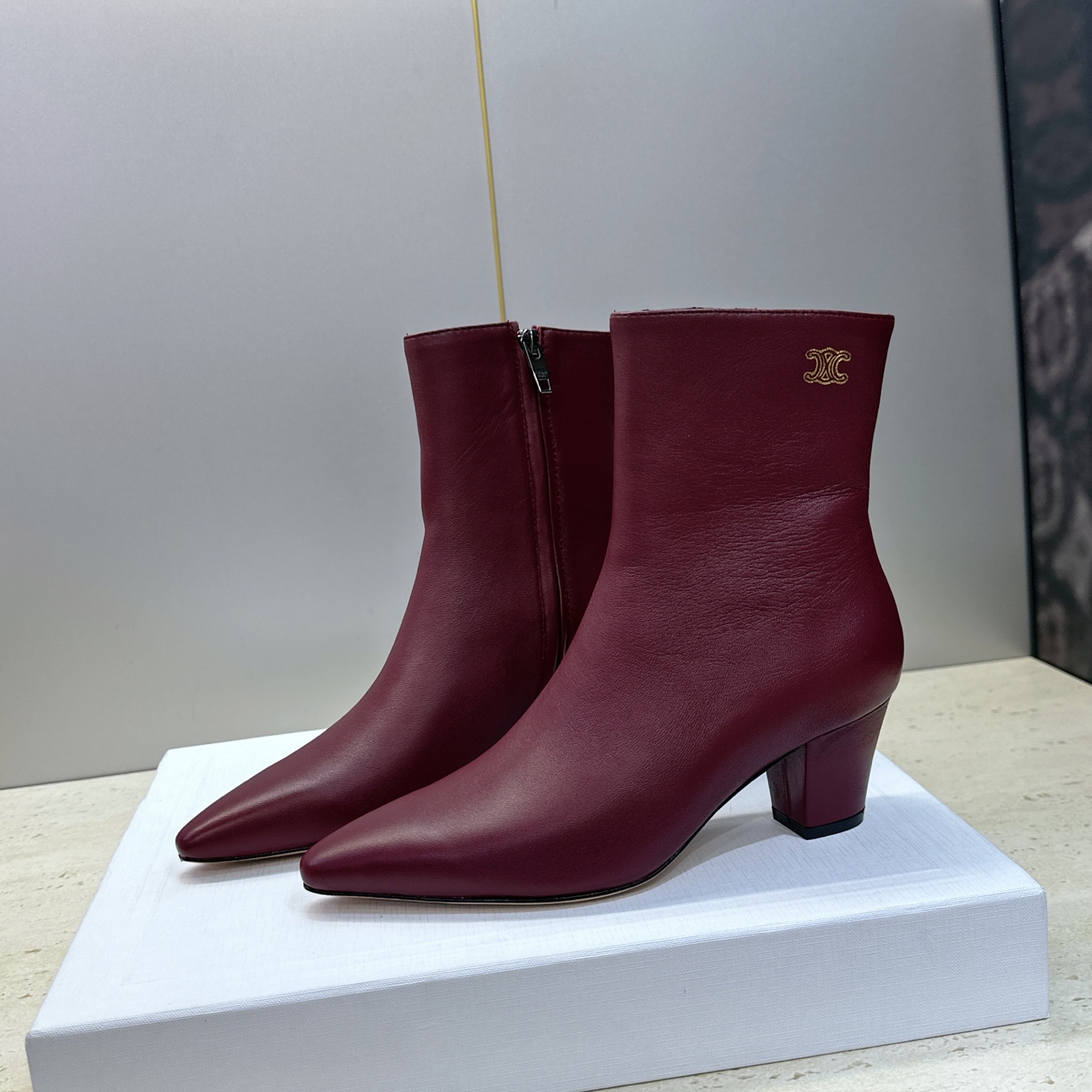 CELINE 2026秋冬新款中跟及裸机车女短靴 瑟琳字母logo粗跟尖头侧拉链拼色马丁骑士靴 材质鞋面定制进口小牛皮+ CELINE 2026秋冬新款中跟及裸机车女短靴 瑟琳字母logo粗跟尖头侧拉链拼色马丁骑士靴 材质鞋面定制进口小牛皮+