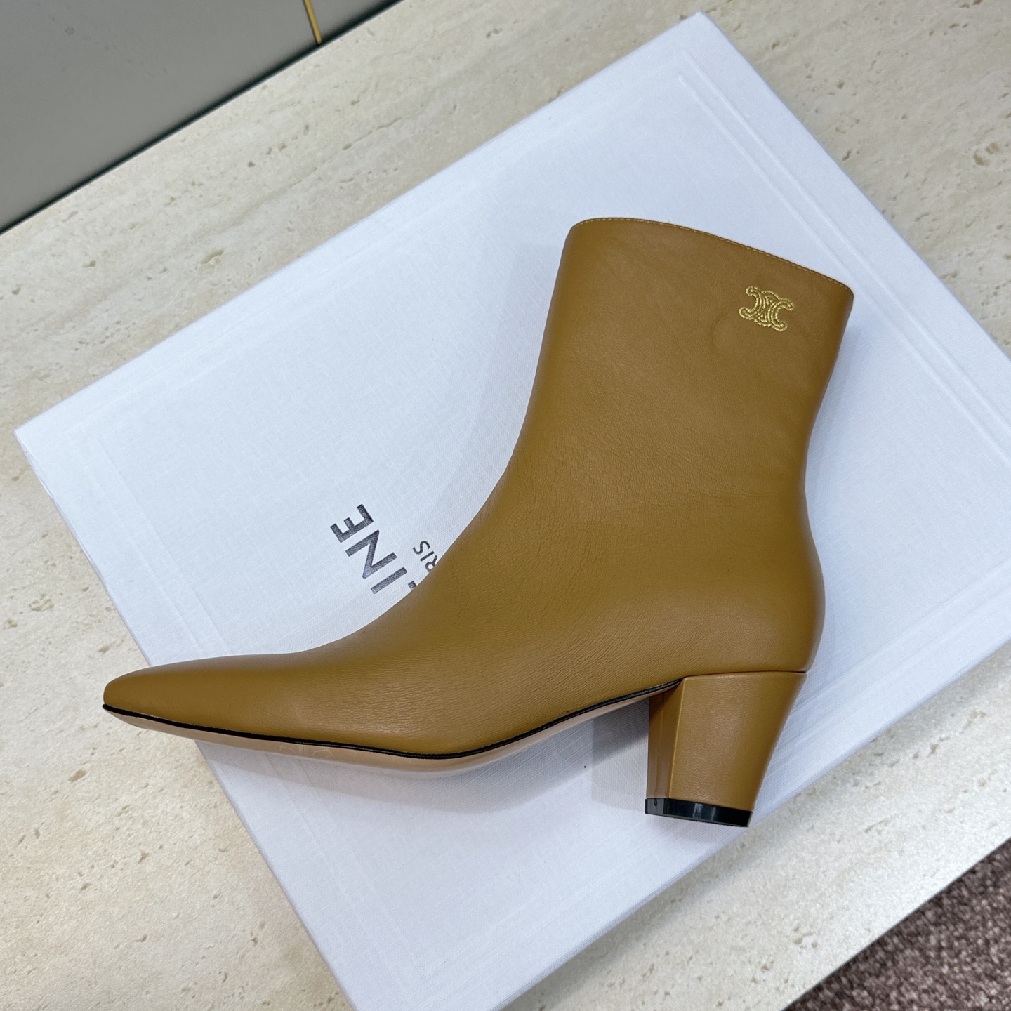 CELINE 2026秋冬新款中跟及裸机车女短靴 瑟琳字母logo粗跟尖头侧拉链拼色马丁骑士靴 材质鞋面定制进口小牛皮+ CELINE 2026秋冬新款中跟及裸机车女短靴 瑟琳字母logo粗跟尖头侧拉链拼色马丁骑士靴 材质鞋面定制进口小牛皮+