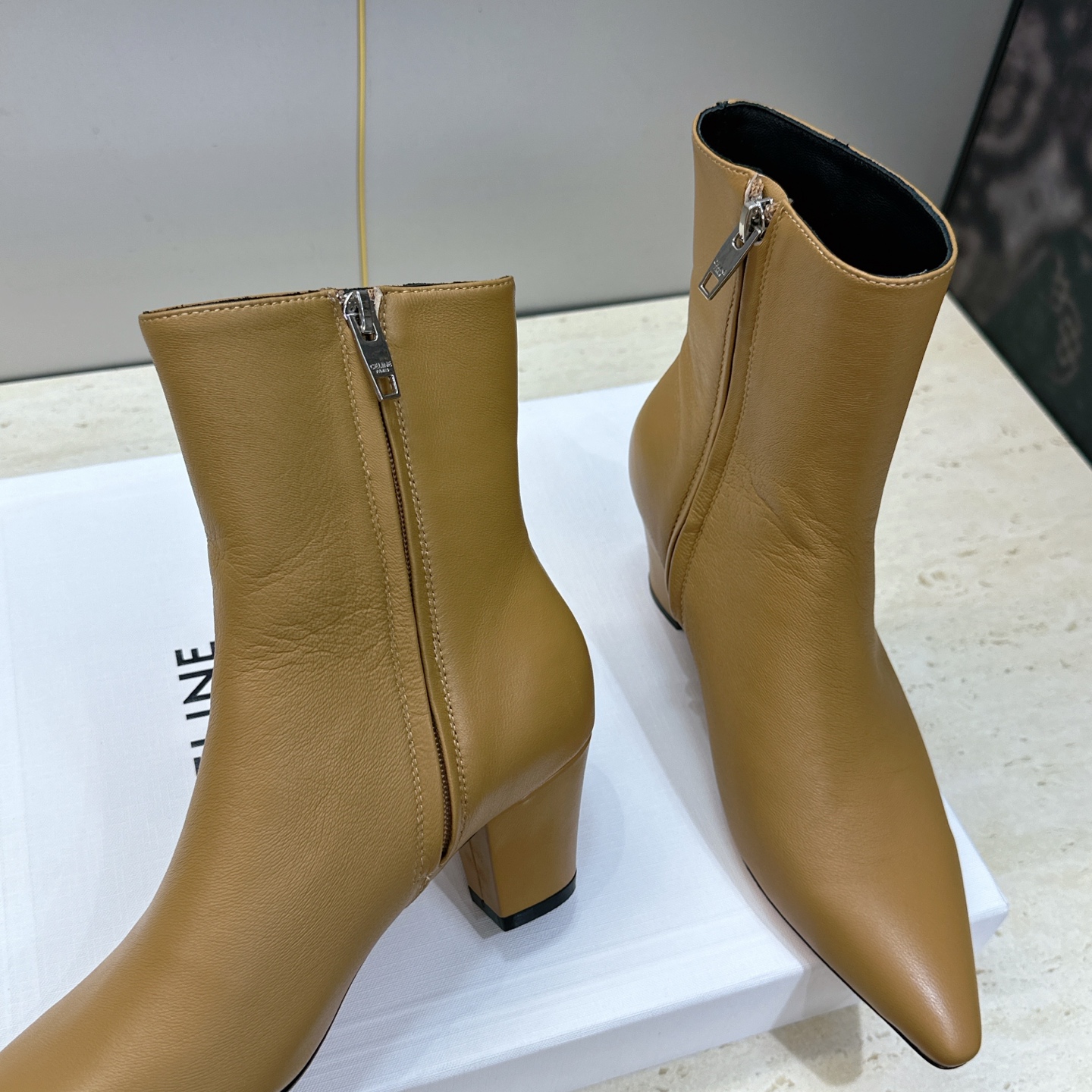 CELINE 2026秋冬新款中跟及裸机车女短靴 瑟琳字母logo粗跟尖头侧拉链拼色马丁骑士靴 材质鞋面定制进口小牛皮+ CELINE 2026秋冬新款中跟及裸机车女短靴 瑟琳字母logo粗跟尖头侧拉链拼色马丁骑士靴 材质鞋面定制进口小牛皮+