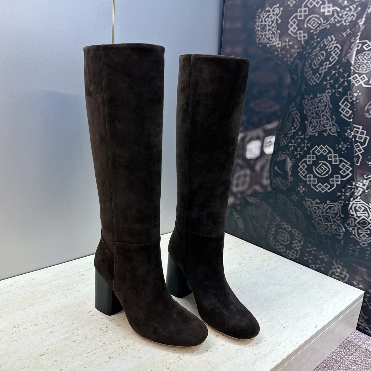 爱马仕 Hermes 2026秋冬新款 Lasso粗跟高筒及膝马丁女长靴 H家字母logo高跟圆头一脚蹬机车骑士靴 材质