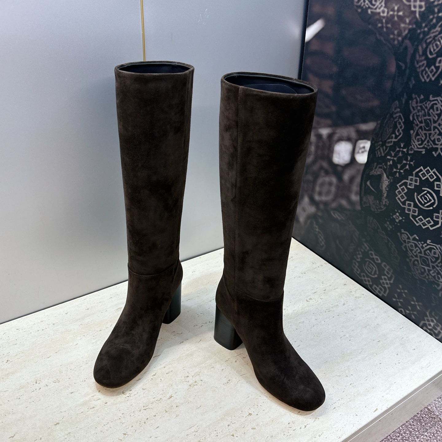 爱马仕 Hermes 2026秋冬新款 Lasso粗跟高筒及膝马丁女长靴 H家字母logo高跟圆头一脚蹬机车骑士靴 材质 爱马仕 Hermes 2026秋冬新款 Lasso粗跟高筒及膝马丁女长靴 H家字母logo高跟圆头一脚蹬机车骑士靴 材质