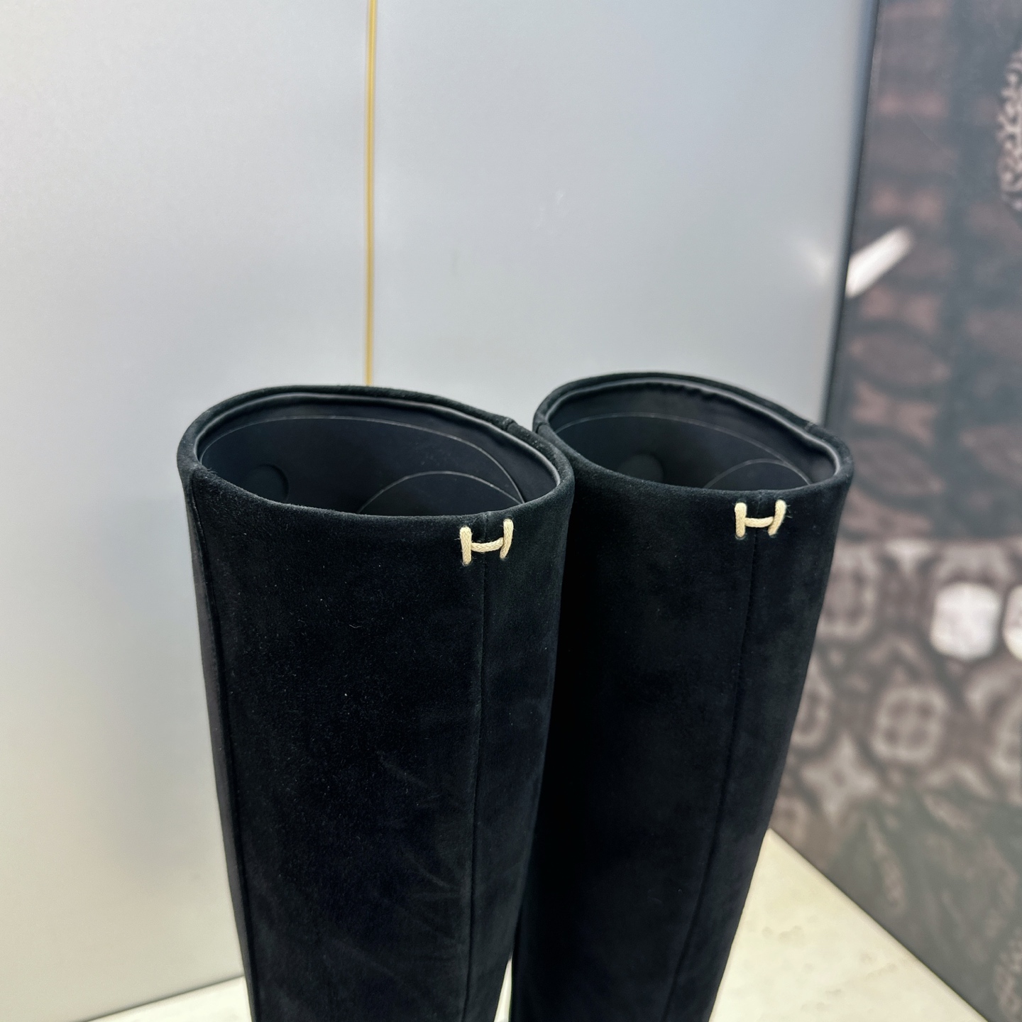 爱马仕 Hermes 2026秋冬新款 Lasso粗跟高筒及膝马丁女长靴 H家字母logo高跟圆头一脚蹬机车骑士靴 材质 爱马仕 Hermes 2026秋冬新款 Lasso粗跟高筒及膝马丁女长靴 H家字母logo高跟圆头一脚蹬机车骑士靴 材质