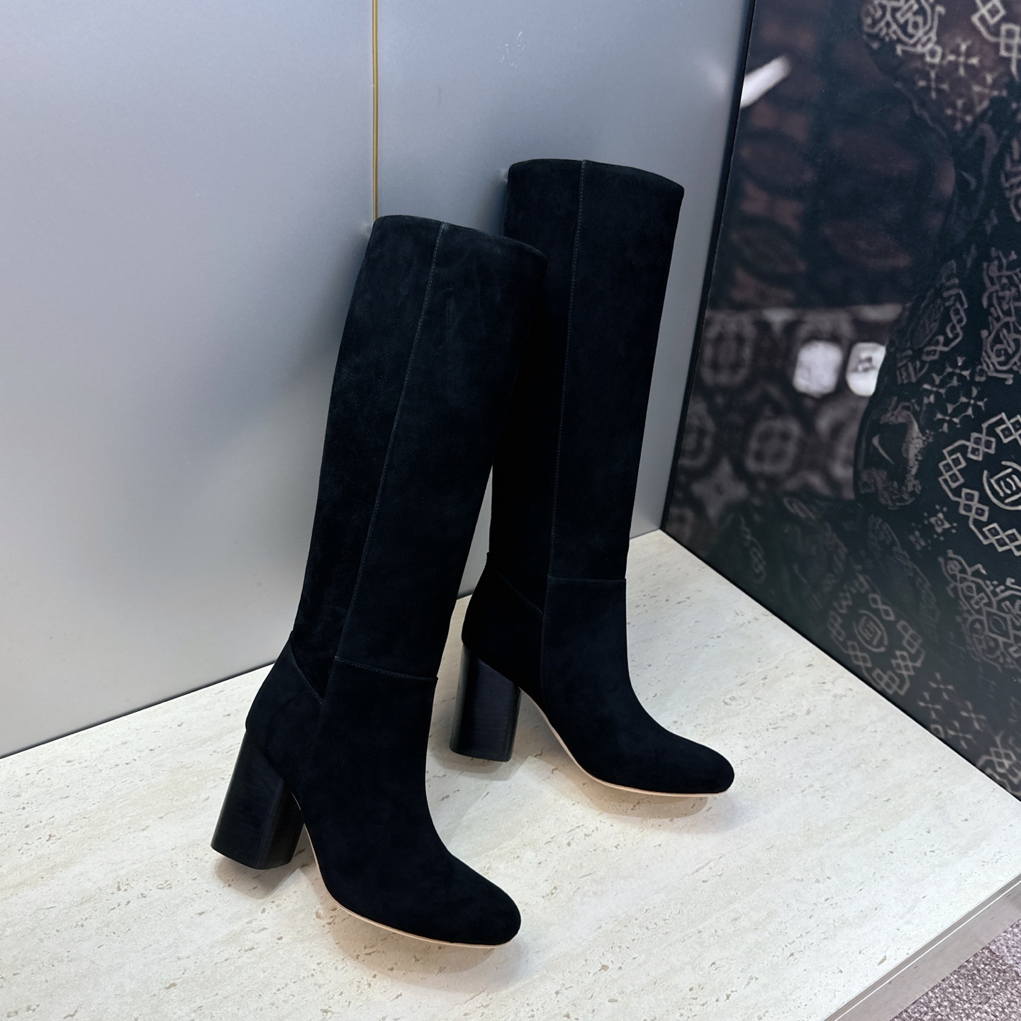 爱马仕 Hermes 2026秋冬新款 Lasso粗跟高筒及膝马丁女长靴 H家字母logo高跟圆头一脚蹬机车骑士靴 材质 爱马仕 Hermes 2026秋冬新款 Lasso粗跟高筒及膝马丁女长靴 H家字母logo高跟圆头一脚蹬机车骑士靴 材质