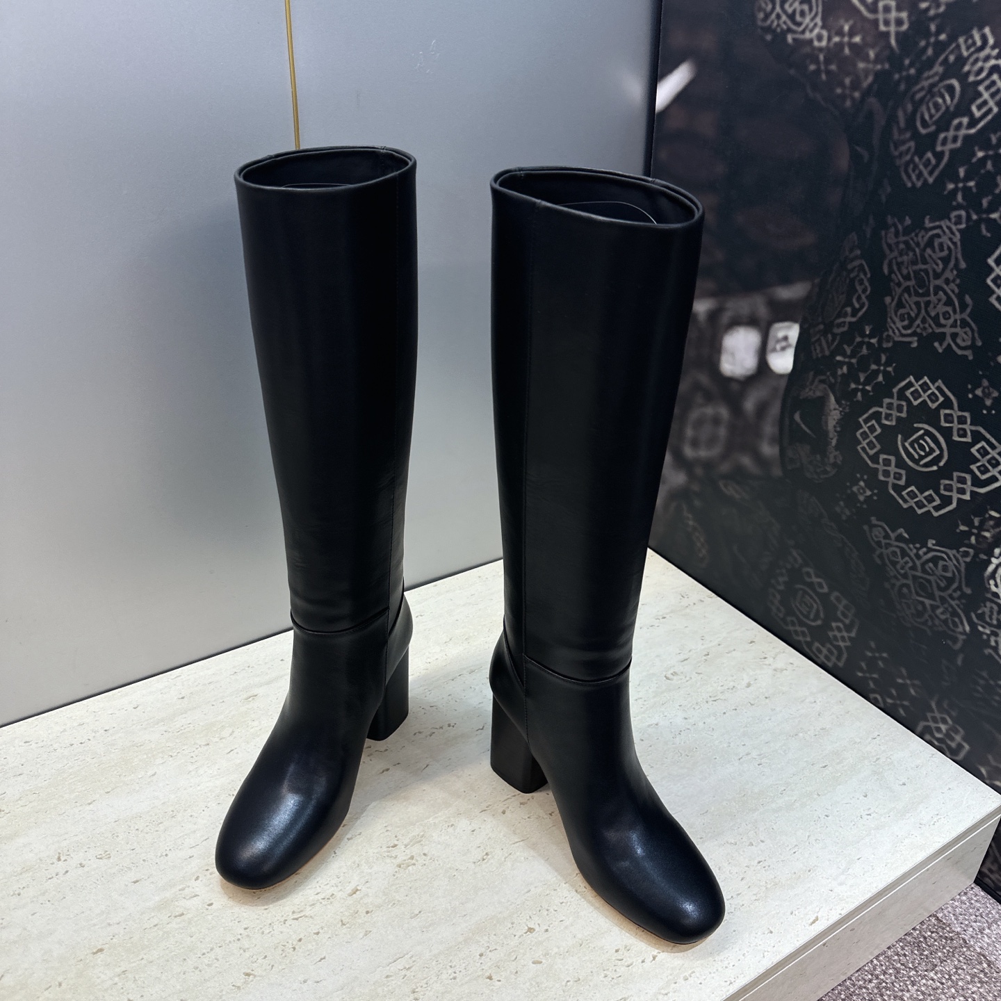 爱马仕 Hermes 2026秋冬新款 Lasso粗跟高筒及膝马丁女长靴 H家字母logo高跟圆头一脚蹬机车骑士靴 材质