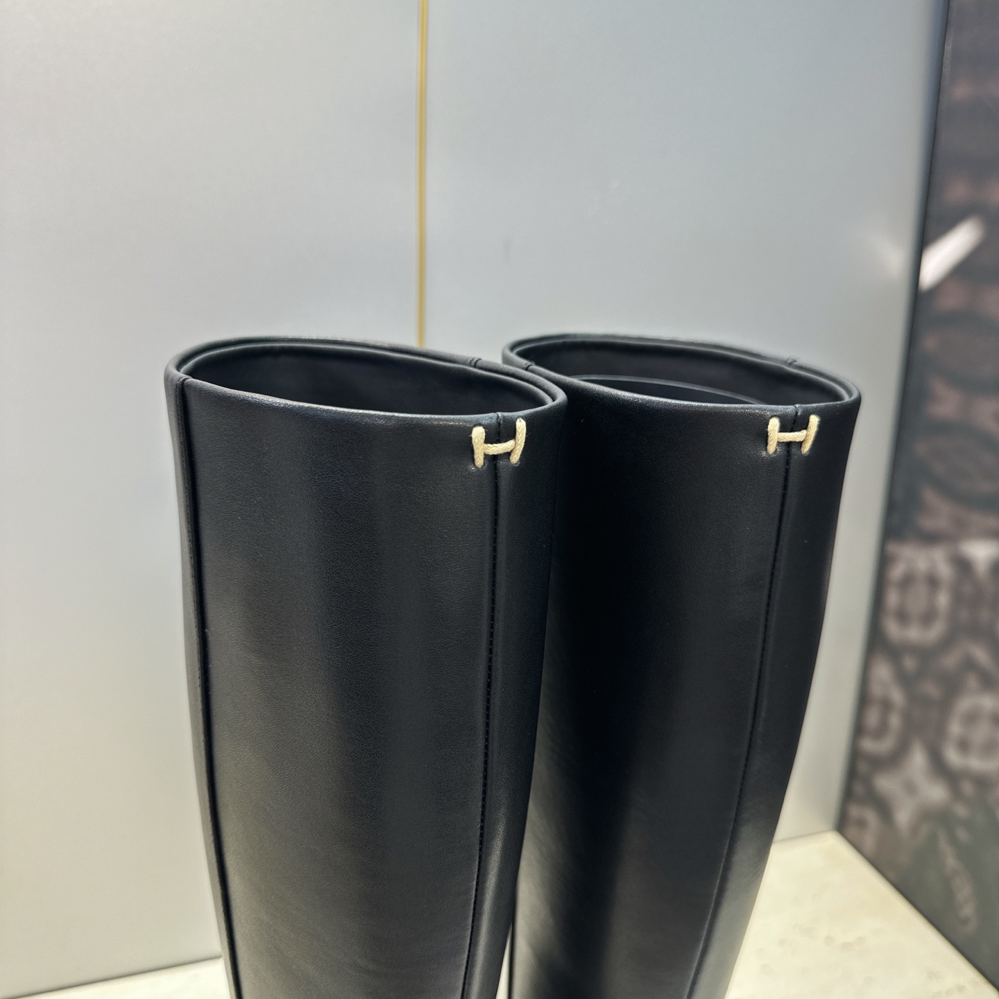 爱马仕 Hermes 2026秋冬新款 Lasso粗跟高筒及膝马丁女长靴 H家字母logo高跟圆头一脚蹬机车骑士靴 材质