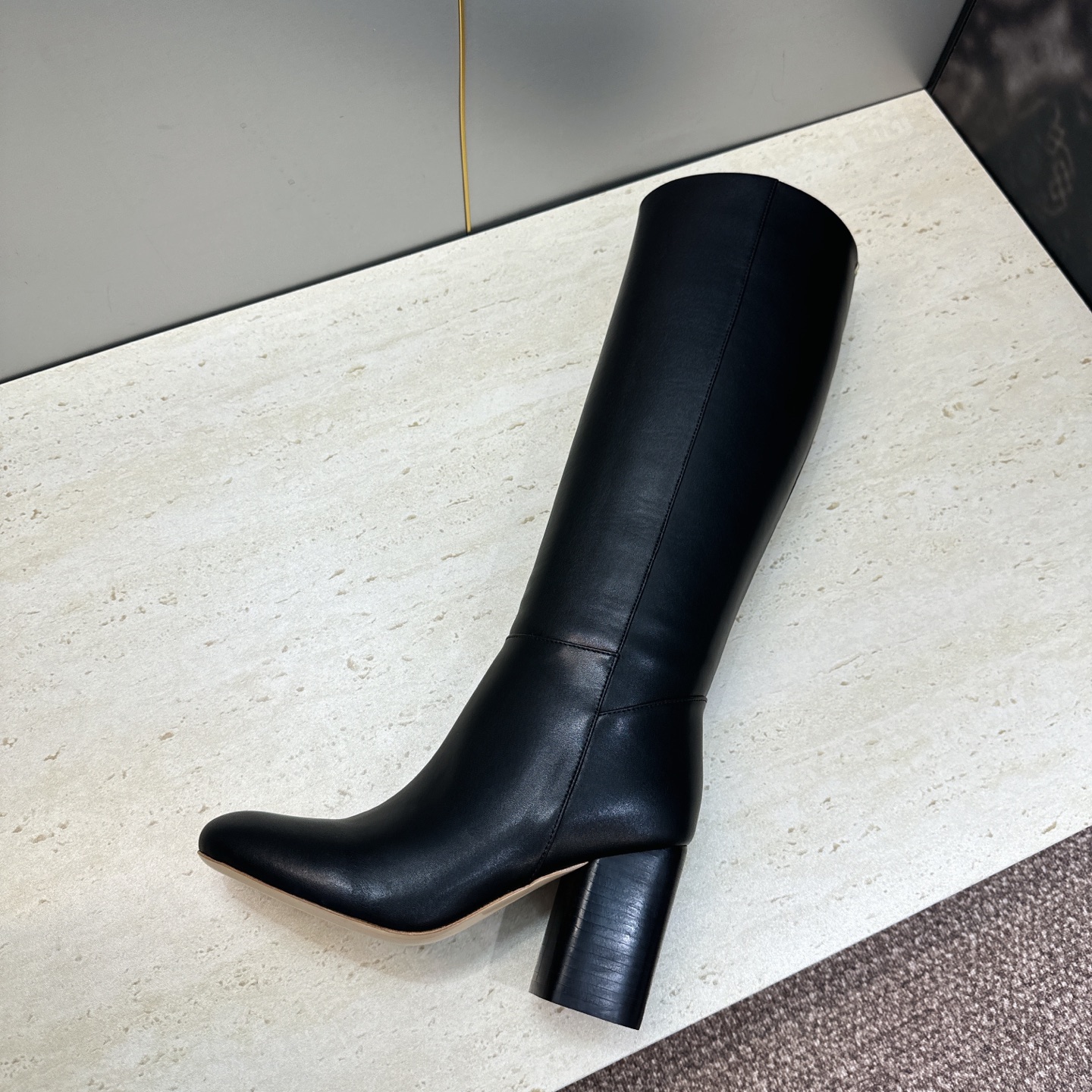 爱马仕 Hermes 2026秋冬新款 Lasso粗跟高筒及膝马丁女长靴 H家字母logo高跟圆头一脚蹬机车骑士靴 材质