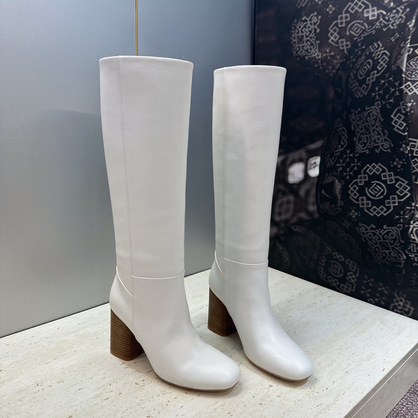 爱马仕 Hermes 2026秋冬新款 Lasso粗跟高筒及膝马丁女长靴 H家字母logo高跟圆头一脚蹬机车骑士靴 材质