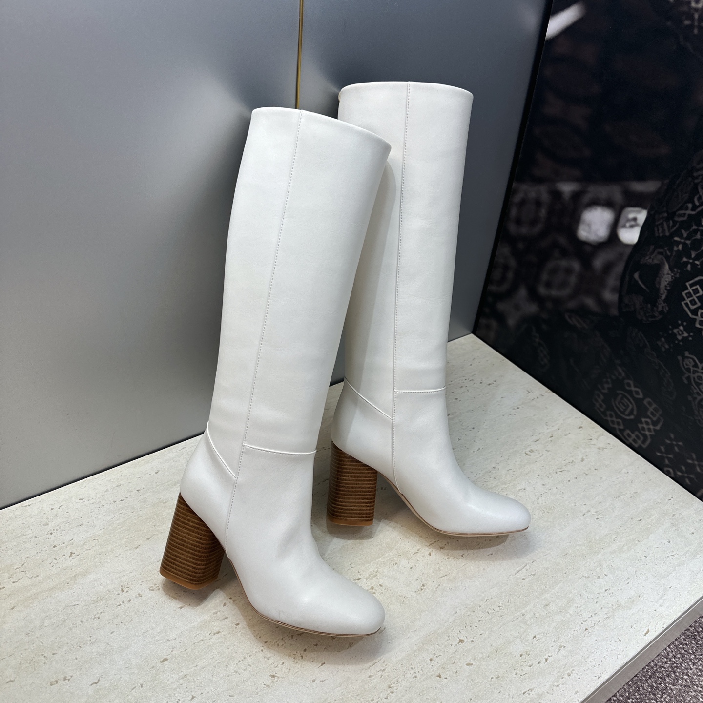 爱马仕 Hermes 2026秋冬新款 Lasso粗跟高筒及膝马丁女长靴 H家字母logo高跟圆头一脚蹬机车骑士靴 材质 爱马仕 Hermes 2026秋冬新款 Lasso粗跟高筒及膝马丁女长靴 H家字母logo高跟圆头一脚蹬机车骑士靴 材质
