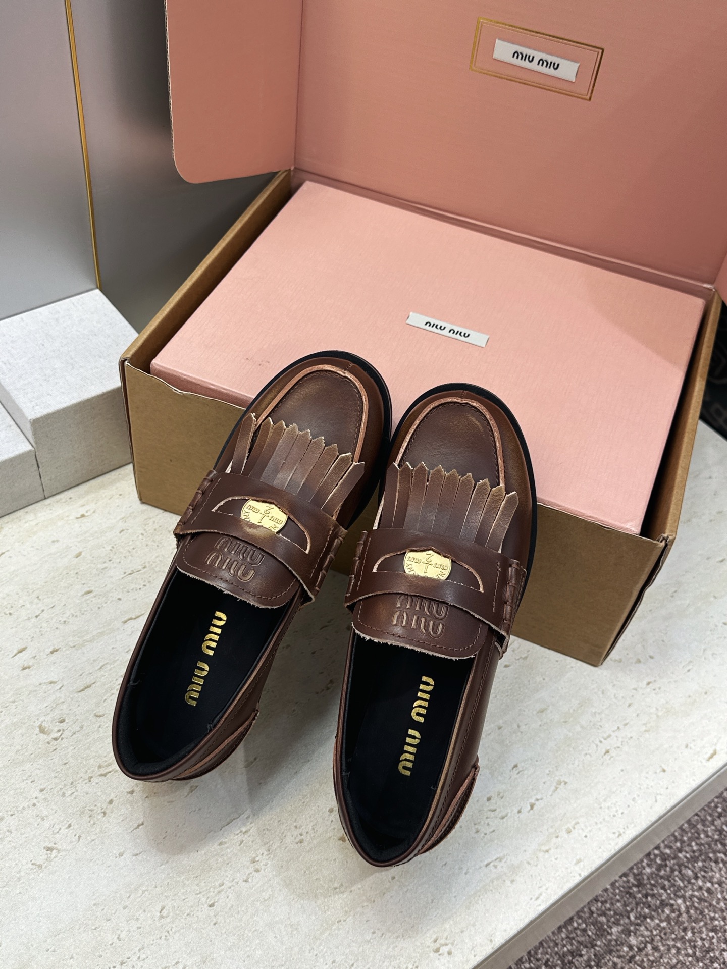 (配全套飞机盒) Miumiu 2026秋冬新款流苏休闲女鞋 缪缪字母logo五金扣低跟圆头玛丽珍乐福单鞋 材质鞋面进口 (配全套飞机盒) Miumiu 2026秋冬新款流苏休闲女鞋 缪缪字母logo五金扣低跟圆头玛丽珍乐福单鞋 材质鞋面进口