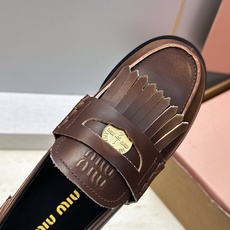 (配全套飞机盒) Miumiu 2026秋冬新款流苏休闲女鞋 缪缪字母logo五金扣低跟圆头玛丽珍乐福单鞋 材质鞋面进口 (配全套飞机盒) Miumiu 2026秋冬新款流苏休闲女鞋 缪缪字母logo五金扣低跟圆头玛丽珍乐福单鞋 材质鞋面进口