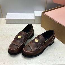 (配全套飞机盒) Miumiu 2026秋冬新款流苏休闲女鞋 缪缪字母logo五金扣低跟圆头玛丽珍乐福单鞋 材质鞋面进口 (配全套飞机盒) Miumiu 2026秋冬新款流苏休闲女鞋 缪缪字母logo五金扣低跟圆头玛丽珍乐福单鞋 材质鞋面进口
