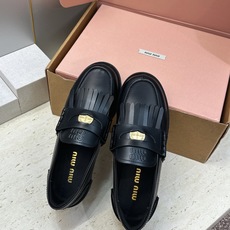 (配全套飞机盒) Miumiu 2026秋冬新款流苏休闲女鞋 缪缪字母logo五金扣低跟圆头玛丽珍乐福单鞋 材质鞋面进口 (配全套飞机盒) Miumiu 2026秋冬新款流苏休闲女鞋 缪缪字母logo五金扣低跟圆头玛丽珍乐福单鞋 材质鞋面进口