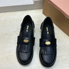 (配全套飞机盒) Miumiu 2026秋冬新款流苏休闲女鞋 缪缪字母logo五金扣低跟圆头玛丽珍乐福单鞋 材质鞋面进口 (配全套飞机盒) Miumiu 2026秋冬新款流苏休闲女鞋 缪缪字母logo五金扣低跟圆头玛丽珍乐福单鞋 材质鞋面进口