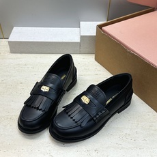 (配全套飞机盒) Miumiu 2026秋冬新款流苏休闲女鞋 缪缪字母logo五金扣低跟圆头玛丽珍乐福单鞋 材质鞋面进口 (配全套飞机盒) Miumiu 2026秋冬新款流苏休闲女鞋 缪缪字母logo五金扣低跟圆头玛丽珍乐福单鞋 材质鞋面进口