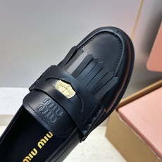 (配全套飞机盒) Miumiu 2026秋冬新款流苏休闲女鞋 缪缪字母logo五金扣低跟圆头玛丽珍乐福单鞋 材质鞋面进口 (配全套飞机盒) Miumiu 2026秋冬新款流苏休闲女鞋 缪缪字母logo五金扣低跟圆头玛丽珍乐福单鞋 材质鞋面进口