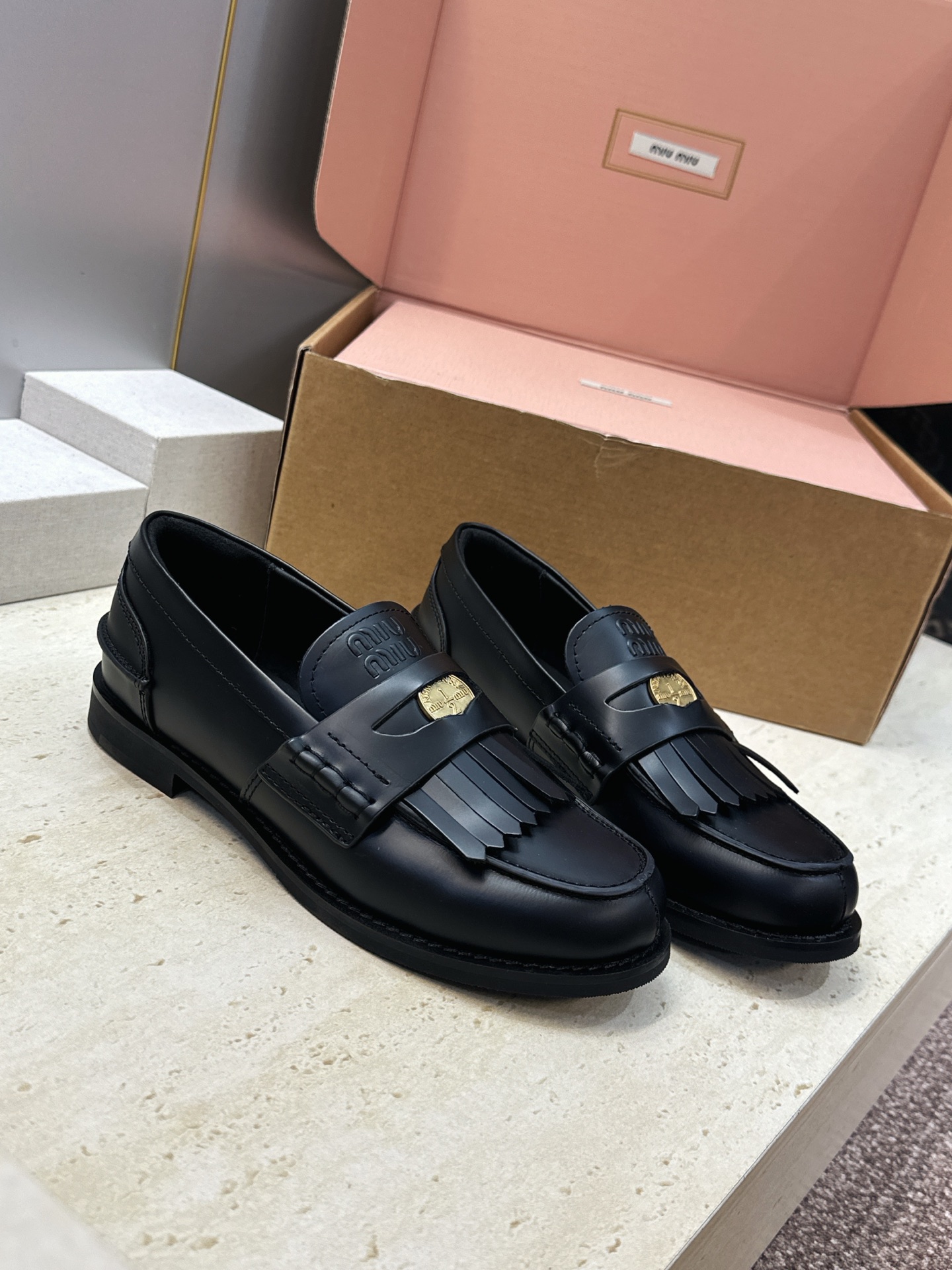 （配全套飞机盒） Miumiu 2026秋冬新款流苏休闲女鞋 缪缪字母logo五金扣低跟圆头玛丽珍乐福单鞋 材质鞋面进口