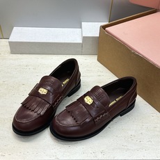 (配全套飞机盒) Miumiu 2026秋冬新款流苏休闲女鞋 缪缪字母logo五金扣低跟圆头玛丽珍乐福单鞋 材质鞋面进口 (配全套飞机盒) Miumiu 2026秋冬新款流苏休闲女鞋 缪缪字母logo五金扣低跟圆头玛丽珍乐福单鞋 材质鞋面进口