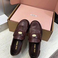 (配全套飞机盒) Miumiu 2026秋冬新款流苏休闲女鞋 缪缪字母logo五金扣低跟圆头玛丽珍乐福单鞋 材质鞋面进口 (配全套飞机盒) Miumiu 2026秋冬新款流苏休闲女鞋 缪缪字母logo五金扣低跟圆头玛丽珍乐福单鞋 材质鞋面进口