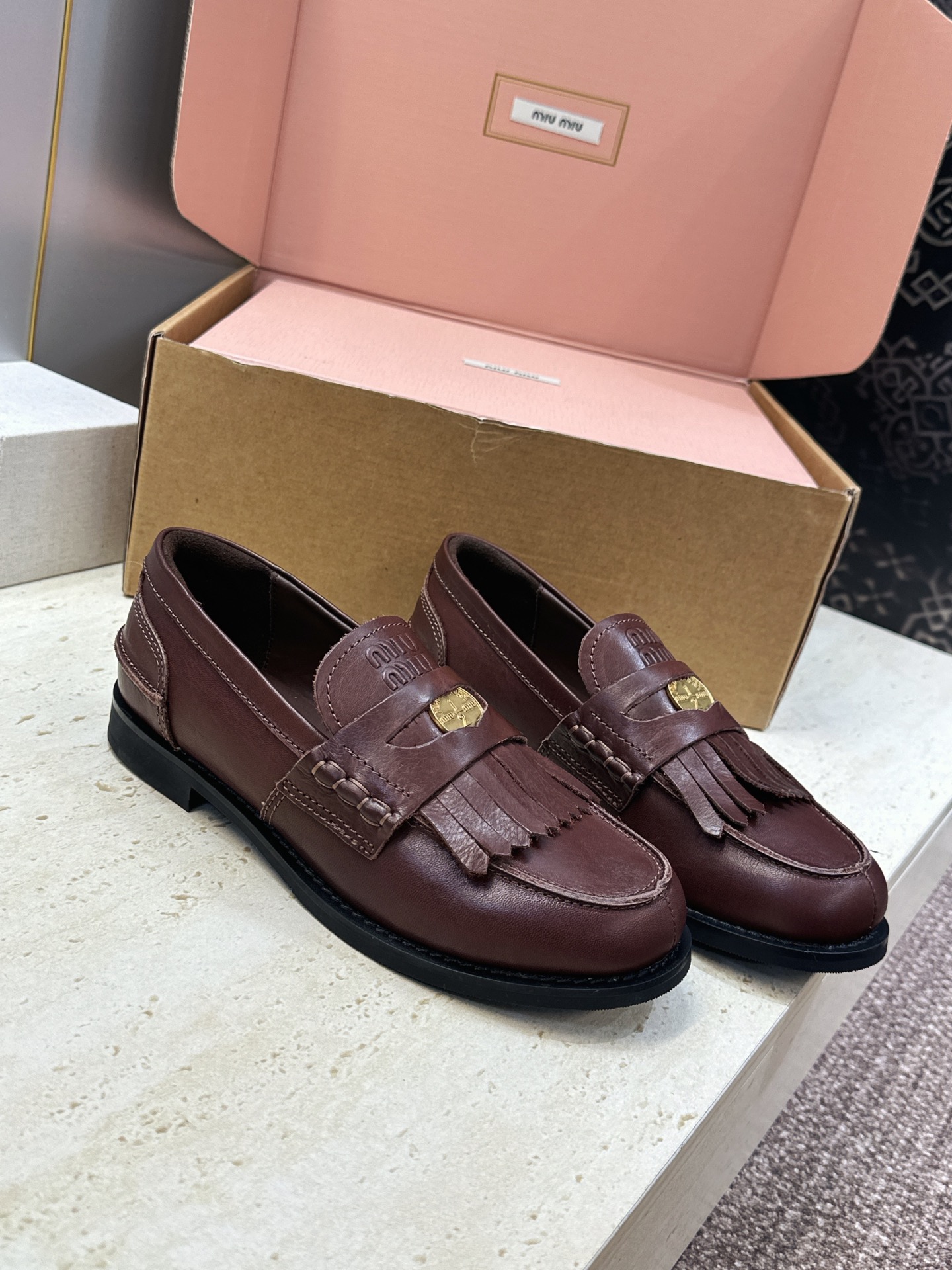 （配全套飞机盒） Miumiu 2026秋冬新款流苏休闲女鞋 缪缪字母logo五金扣低跟圆头玛丽珍乐福单鞋 材质鞋面进口