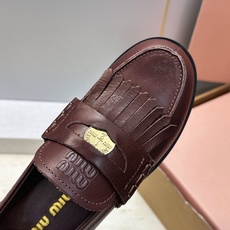 (配全套飞机盒) Miumiu 2026秋冬新款流苏休闲女鞋 缪缪字母logo五金扣低跟圆头玛丽珍乐福单鞋 材质鞋面进口 (配全套飞机盒) Miumiu 2026秋冬新款流苏休闲女鞋 缪缪字母logo五金扣低跟圆头玛丽珍乐福单鞋 材质鞋面进口