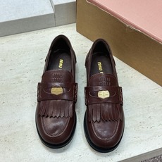 (配全套飞机盒) Miumiu 2026秋冬新款流苏休闲女鞋 缪缪字母logo五金扣低跟圆头玛丽珍乐福单鞋 材质鞋面进口 (配全套飞机盒) Miumiu 2026秋冬新款流苏休闲女鞋 缪缪字母logo五金扣低跟圆头玛丽珍乐福单鞋 材质鞋面进口