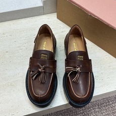 (配全套飞机盒) Miumiu 2026秋冬新款流苏休闲女鞋 缪缪字母logo五金扣厚底低跟圆头玛丽珍乐福单鞋 材质鞋面 (配全套飞机盒) Miumiu 2026秋冬新款流苏休闲女鞋 缪缪字母logo五金扣厚底低跟圆头玛丽珍乐福单鞋 材质鞋面