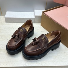 (配全套飞机盒) Miumiu 2026秋冬新款流苏休闲女鞋 缪缪字母logo五金扣厚底低跟圆头玛丽珍乐福单鞋 材质鞋面 (配全套飞机盒) Miumiu 2026秋冬新款流苏休闲女鞋 缪缪字母logo五金扣厚底低跟圆头玛丽珍乐福单鞋 材质鞋面