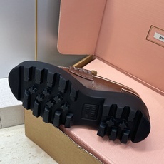 (配全套飞机盒) Miumiu 2026秋冬新款流苏休闲女鞋 缪缪字母logo五金扣厚底低跟圆头玛丽珍乐福单鞋 材质鞋面 (配全套飞机盒) Miumiu 2026秋冬新款流苏休闲女鞋 缪缪字母logo五金扣厚底低跟圆头玛丽珍乐福单鞋 材质鞋面