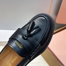 (配全套飞机盒) Miumiu 2026秋冬新款流苏休闲女鞋 缪缪字母logo五金扣厚底低跟圆头玛丽珍乐福单鞋 材质鞋面 (配全套飞机盒) Miumiu 2026秋冬新款流苏休闲女鞋 缪缪字母logo五金扣厚底低跟圆头玛丽珍乐福单鞋 材质鞋面