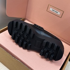 (配全套飞机盒) Miumiu 2026秋冬新款流苏休闲女鞋 缪缪字母logo五金扣厚底低跟圆头玛丽珍乐福单鞋 材质鞋面 (配全套飞机盒) Miumiu 2026秋冬新款流苏休闲女鞋 缪缪字母logo五金扣厚底低跟圆头玛丽珍乐福单鞋 材质鞋面