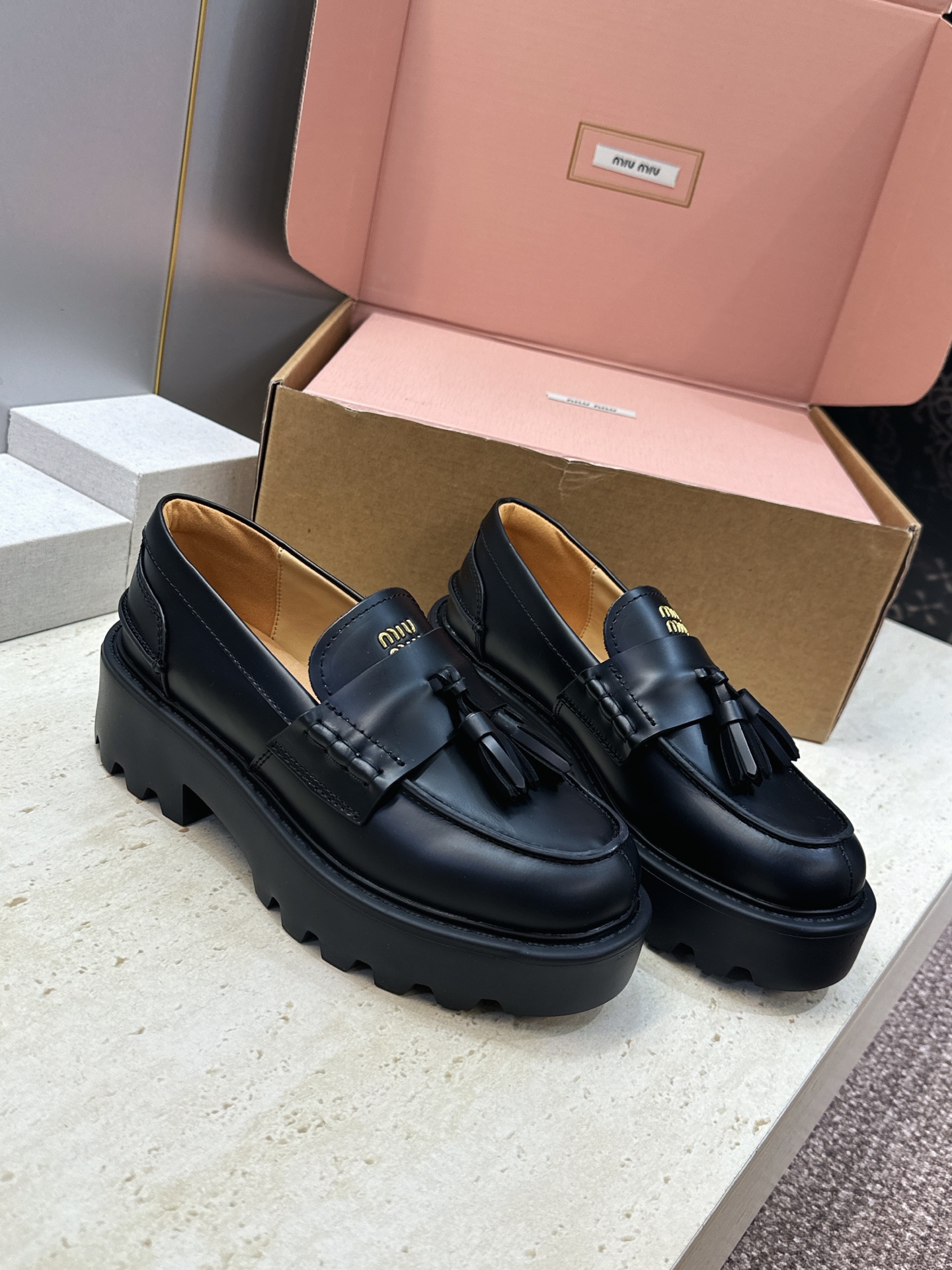 （配全套飞机盒） Miumiu 2026秋冬新款流苏休闲女鞋 缪缪字母logo五金扣厚底低跟圆头玛丽珍乐福单鞋 材质鞋面