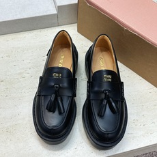 (配全套飞机盒) Miumiu 2026秋冬新款流苏休闲女鞋 缪缪字母logo五金扣厚底低跟圆头玛丽珍乐福单鞋 材质鞋面 (配全套飞机盒) Miumiu 2026秋冬新款流苏休闲女鞋 缪缪字母logo五金扣厚底低跟圆头玛丽珍乐福单鞋 材质鞋面