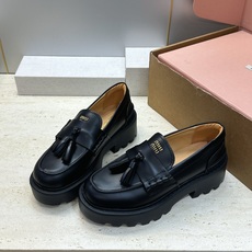 (配全套飞机盒) Miumiu 2026秋冬新款流苏休闲女鞋 缪缪字母logo五金扣厚底低跟圆头玛丽珍乐福单鞋 材质鞋面 (配全套飞机盒) Miumiu 2026秋冬新款流苏休闲女鞋 缪缪字母logo五金扣厚底低跟圆头玛丽珍乐福单鞋 材质鞋面