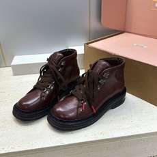 (配全套飞机盒) Miumiu 2026秋冬新款系带高帮休闲女鞋 缪缪字母logo五金扣铆钉厚底低跟圆头登山单鞋 材质鞋 (配全套飞机盒) Miumiu 2026秋冬新款系带高帮休闲女鞋 缪缪字母logo五金扣铆钉厚底低跟圆头登山单鞋 材质鞋