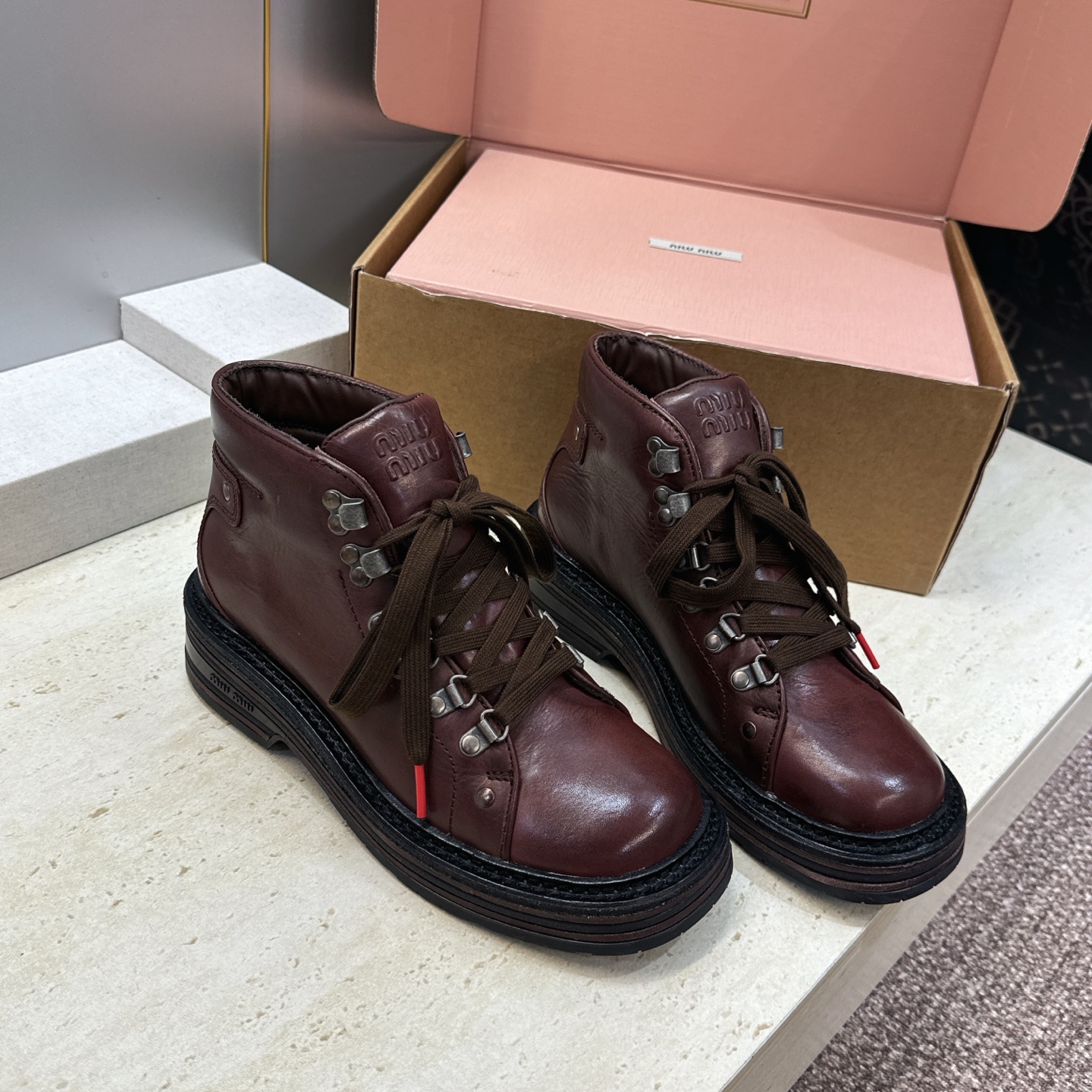 （配全套飞机盒） Miumiu 2026秋冬新款系带高帮休闲女鞋 缪缪字母logo五金扣铆钉厚底低跟圆头登山单鞋 材质鞋