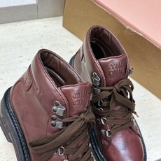 (配全套飞机盒) Miumiu 2026秋冬新款系带高帮休闲女鞋 缪缪字母logo五金扣铆钉厚底低跟圆头登山单鞋 材质鞋 (配全套飞机盒) Miumiu 2026秋冬新款系带高帮休闲女鞋 缪缪字母logo五金扣铆钉厚底低跟圆头登山单鞋 材质鞋