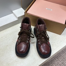 (配全套飞机盒) Miumiu 2026秋冬新款系带高帮休闲女鞋 缪缪字母logo五金扣铆钉厚底低跟圆头登山单鞋 材质鞋 (配全套飞机盒) Miumiu 2026秋冬新款系带高帮休闲女鞋 缪缪字母logo五金扣铆钉厚底低跟圆头登山单鞋 材质鞋