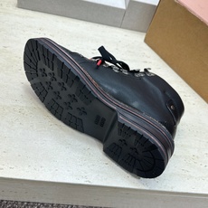(配全套飞机盒) Miumiu 2026秋冬新款系带高帮休闲女鞋 缪缪字母logo五金扣铆钉厚底低跟圆头登山单鞋 材质鞋 (配全套飞机盒) Miumiu 2026秋冬新款系带高帮休闲女鞋 缪缪字母logo五金扣铆钉厚底低跟圆头登山单鞋 材质鞋