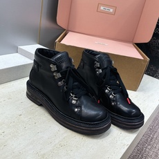 (配全套飞机盒) Miumiu 2026秋冬新款系带高帮休闲女鞋 缪缪字母logo五金扣铆钉厚底低跟圆头登山单鞋 材质鞋 (配全套飞机盒) Miumiu 2026秋冬新款系带高帮休闲女鞋 缪缪字母logo五金扣铆钉厚底低跟圆头登山单鞋 材质鞋