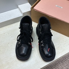 (配全套飞机盒) Miumiu 2026秋冬新款系带高帮休闲女鞋 缪缪字母logo五金扣铆钉厚底低跟圆头登山单鞋 材质鞋 (配全套飞机盒) Miumiu 2026秋冬新款系带高帮休闲女鞋 缪缪字母logo五金扣铆钉厚底低跟圆头登山单鞋 材质鞋