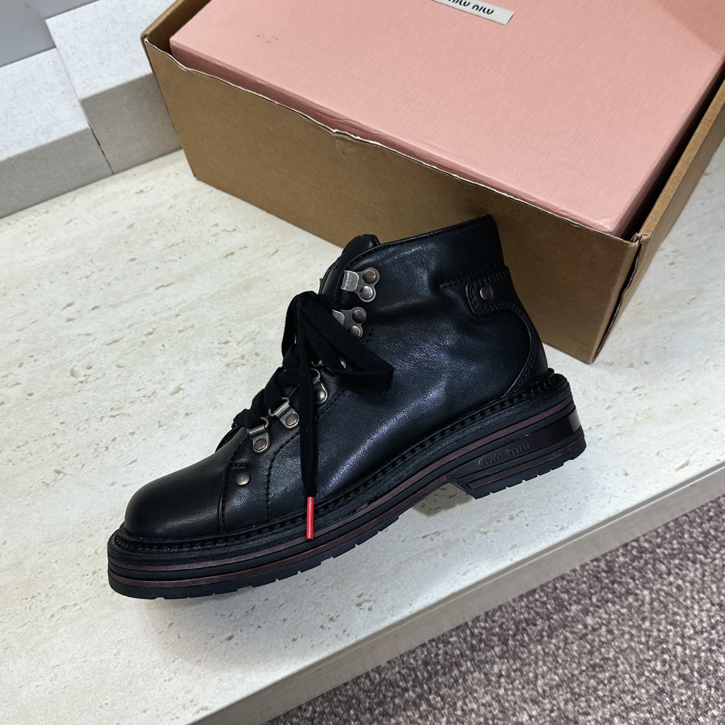 (配全套飞机盒) Miumiu 2026秋冬新款系带高帮休闲女鞋 缪缪字母logo五金扣铆钉厚底低跟圆头登山单鞋 材质鞋 (配全套飞机盒) Miumiu 2026秋冬新款系带高帮休闲女鞋 缪缪字母logo五金扣铆钉厚底低跟圆头登山单鞋 材质鞋