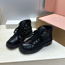 (配全套飞机盒) Miumiu 2026秋冬新款系带高帮休闲女鞋 缪缪字母logo五金扣铆钉厚底低跟圆头登山单鞋 材质鞋 (配全套飞机盒) Miumiu 2026秋冬新款系带高帮休闲女鞋 缪缪字母logo五金扣铆钉厚底低跟圆头登山单鞋 材质鞋