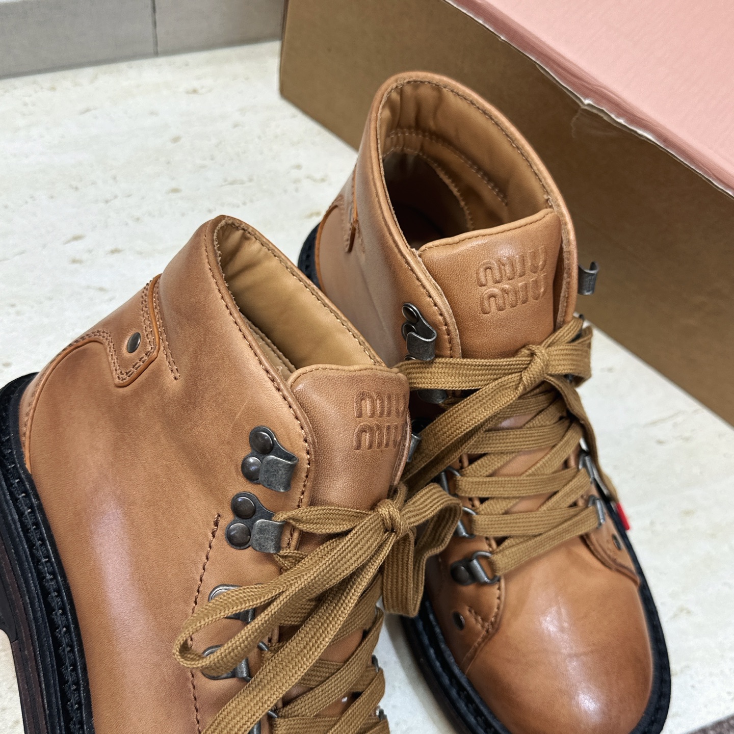 （配全套飞机盒） Miumiu 2026秋冬新款系带高帮休闲女鞋 缪缪字母logo五金扣铆钉厚底低跟圆头登山单鞋 材质鞋