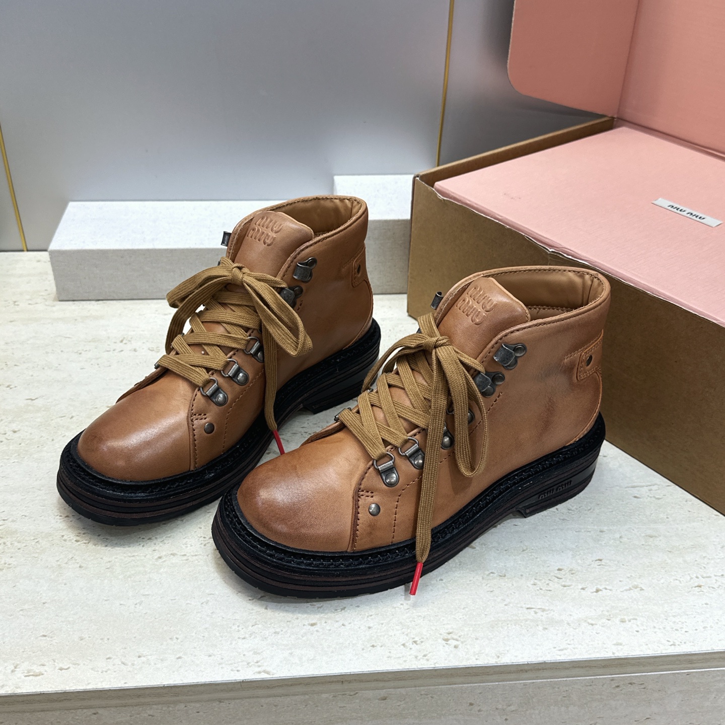 （配全套飞机盒） Miumiu 2026秋冬新款系带高帮休闲女鞋 缪缪字母logo五金扣铆钉厚底低跟圆头登山单鞋 材质鞋