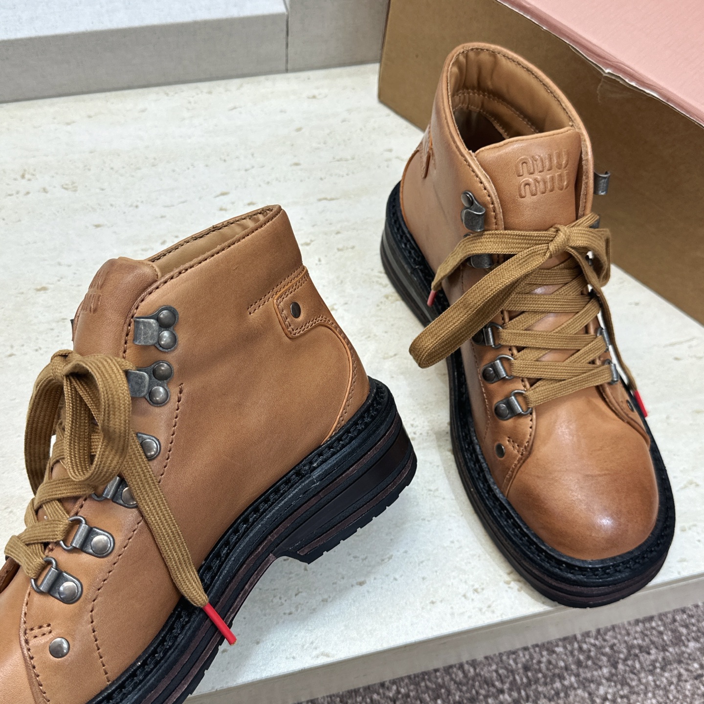 （配全套飞机盒） Miumiu 2026秋冬新款系带高帮休闲女鞋 缪缪字母logo五金扣铆钉厚底低跟圆头登山单鞋 材质鞋