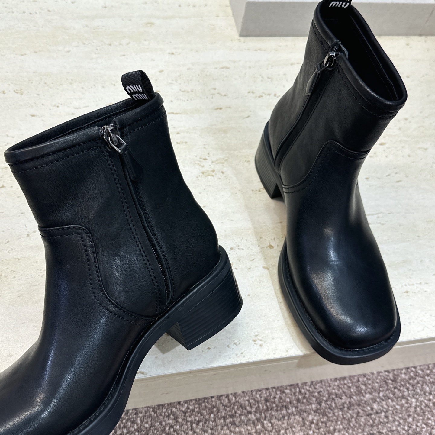 Miumiu 2026秋冬走秀新款粗跟及裸女短靴 缪缪明星同款字母logo五金扣低跟圆头复古机车骑士靴 材质鞋面进口小 Miumiu 2026秋冬走秀新款粗跟及裸女短靴 缪缪明星同款字母logo五金扣低跟圆头复古机车骑士靴 材质鞋面进口小