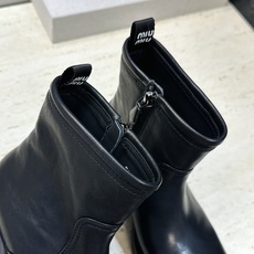 Miumiu 2026秋冬走秀新款粗跟及裸女短靴 缪缪明星同款字母logo五金扣低跟圆头复古机车骑士靴 材质鞋面进口小 Miumiu 2026秋冬走秀新款粗跟及裸女短靴 缪缪明星同款字母logo五金扣低跟圆头复古机车骑士靴 材质鞋面进口小